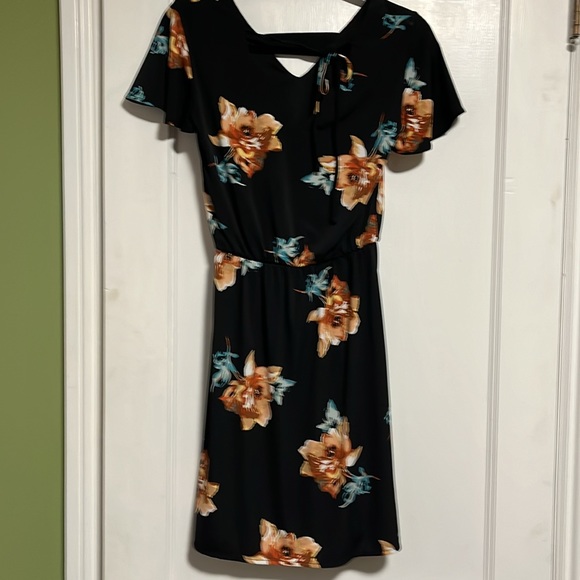 Short sleeve black dress with orange flowers - Picture 3 of 5